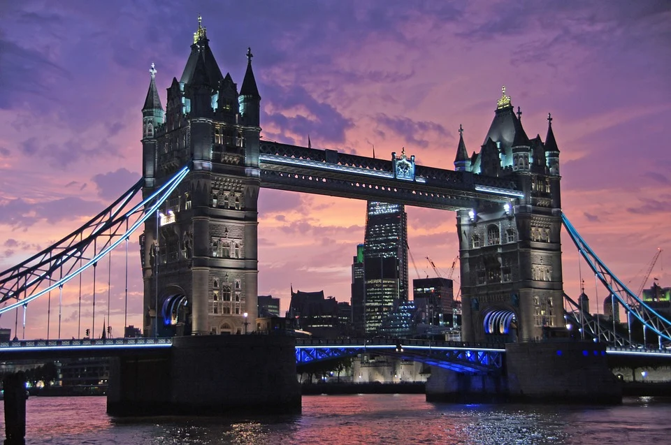 Foto del Puente de la Torre, en Londres, Inglaterra, para representar un apartado dedicado a la tranquilidad que puede producir hacer viajes.