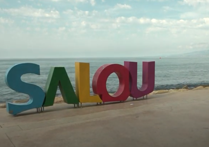 Letrero de Salou ubicado en una zona pública de esta ciudad de Cataluña, España.